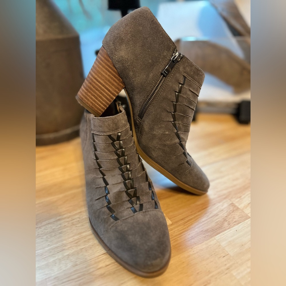 Franco Sarto heeled bootie in leather suede sz 8